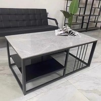 Zone de réception de bureau, table basse et canapé modernes combinés, avec cadre en métal et plateau en marbre, design durable