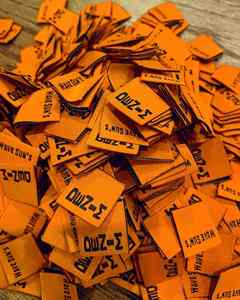 Étiquettes de soin pour vêtements tissées noires écologiques personnalisées avec pli sur un côté et étiquettes thermocollantes pour chemises et vestes - Product Image 5