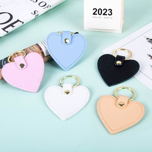Porte-clés carrés en MDF avec design de cœur vierge, porte-clés en cuir PU pour sublimation par transfert thermique - Product Image 5