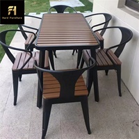 Chaise moderne et durable personnalisée en plastique et bois anti-corrosion pour les repas d'extérieur et le mobilier de jardin pour l'école et l'atelier