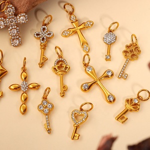 Symboles sacrés dorés |   Pendentif Clé Croix en Acier Inoxydable Plaqué Or PVD 18K avec Breloque Foi |   Imperméable, hypoallergénique et durable - Product Image 5