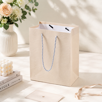 Sac cadeau blanc à pois avec poignée en corde blanche, papier de luxe pour mariage et affaires, logo personnalisé disponible