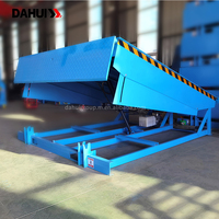 Rampe de quai fixe robuste avec rebord articulé pour le chargement de camions en terminal logistique