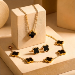 Juego <span class=keywords><strong>de</strong></span> Joyería <span class=keywords><strong>de</strong></span> Acero Inoxidable para Mujer al por Mayor, Chapado en Oro 18K PVD, Collar con Dije <span class=keywords><strong>de</strong></span> Trébol, Pendientes y Pulsera, Regalo <span class=keywords><strong>de</strong></span> Moda, Venta al por Mayor y al Detal - Product Image 5