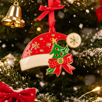 Vente en gros : Décoration de Noël suspendue en alliage de zinc émaillé, motif chapeau de Père Noël et sapin, avec emballage cadeau pour la maison