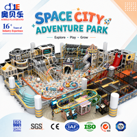 Structure de jeux interactive pour enfants sur le thème de la vaissele spatiale, avec trampoline, piscine à balles, toboggan en spirale et jeux d'escalade, aire de jeux intérieure commerciale personnalisée