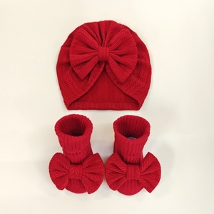 Ensemble bonnet turban et chaussettes avec nœud décoratif pour bébés et jeunes enfants, idéal pour le confort quotidien au printemps et à l'automne - Product Image 2