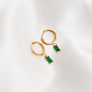 ต่างหูห่วงแบบมินิมอลรูปหัวใจน่ารักประดับ<span class=keywords><strong>ม</strong></span>รกต CZ ชุบทอง 18K <span class=keywords><strong>ส</strong></span>แตนเลส<span class=keywords><strong>ส</strong></span>ตีล คริสตัลสีเขียว เห<span class=keywords><strong>ม</strong></span>าะ<span class=keywords><strong>ส</strong></span>ำหรับผู้<span class=keywords><strong>แพ</strong></span>้ง่าย เป็นของขวัญ - Product Image 3