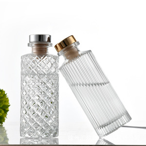 Diffuseur d'huiles essentielles DIY en verre transparent à rayures verticales, design moderne, rechargeable, avec bouchon et bâtonnets - Product Image 3