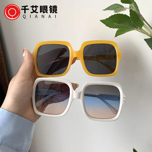 Gafas de Sol Qianai con Marco Grande, Protección UV400, Moda Femenina, con Tachuelas, Lentes Tipo 3, Material AC - Product Image 1