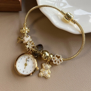 Montre à quartz de luxe pour femmes de haute qualité avec bracelet à breloques en cristal de fleur de diamant porte-bonheur de créateur de mode - Product Image 4