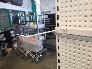 Gancho cromado con sillín en U para tubos, barra esparcidora de barras cruzadas en supermercado - Product Image 3