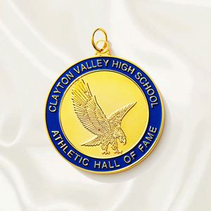 จี้โลหะสลักลายโลโก้ตามสั่ง พร้อมเคลือบอีพ็อกซี่และหยดน้ำมันหลากสี สร้อยคอแฟชั่นรูปทรงตามสั่ง - Product Image 1