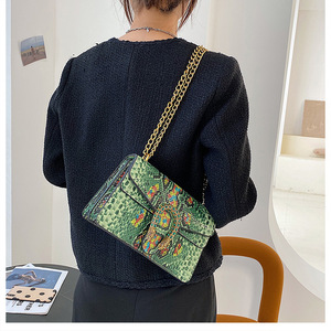 Venta caliente Nuevos bolsos de mujer de moda Patrón de lujo Bolsos de estilo fresco coloridos Bolso cruzado de hombro elegante - Product Image 4