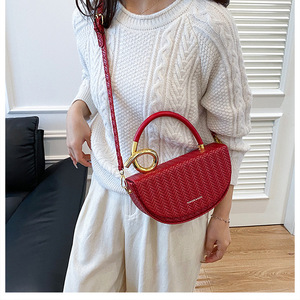 Sac à main décontracté pour femme, design tissé rouge avec poignée et bandoulière dorées - Product Image 5