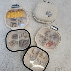 Custodia portatile con vano vitaminico e medicinale per l'organizzazione e la conservazione delle pillole - Product Image 1