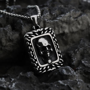 Collar con colgante de calavera para hombre de acero inoxidable, diseño geométrico para combinar con ropa - Product Image 3