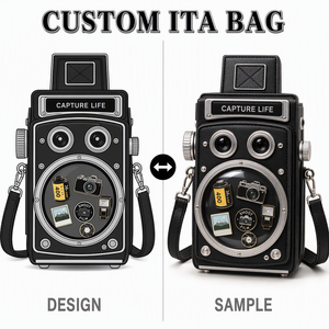 Bolso Ita personalizado vintage para cámara TLR, de cuero sintético negro, con cubierta para visor, placa 'Capture Life', compartimento para película y pin de insignia para fotografía, tipo mochila de día - Product Image 1