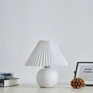 La fabbrica fornisce lampada da comodino decorativa per camera da letto principale lampada in ceramica corpo paralume pieghettato lettura calda lampada da tavolo nordica