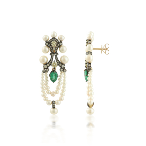 Boucles d'oreilles pendantes de style vintage avec émeraudes, diamants et perles, ornées de pampilles, présentant des émeraudes vives de taille poire - Product Image 1