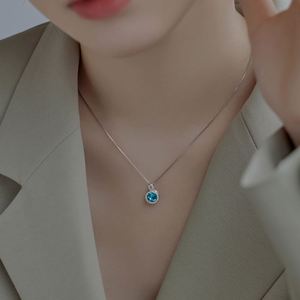 สร้อยคอจี้คริสตัลสังเคราะห์ทรงวงกลม Dylam Circle เงินแท้ 925 ประดับด้วยเพชรคิวบิกเซอร์โคเนีย 5A รูปทรงวงกลม ดีไซน์คริสตัลนิรันดร์ - Product Image 3