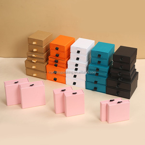 Toptan lüks kraft el işi kağıdı mücevher kutusu ile özel Logo kabartmalı ve UV kaplı küpe ve hediye paketleme için - Product Image 1