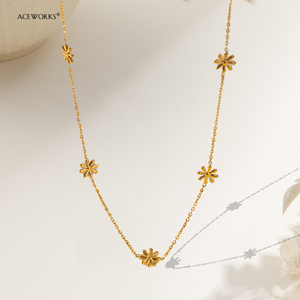 Conjunto de Joyería Daisy |   Collar, Pulsera y Aretes de Acero Inoxidable con Baño de Oro PVD de 18K con Diseño de Margarita |   Impermeable, Hipoalergénico y Duradero - Product Image 2