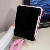 Étui pour tablette en fourrure pelucheuse à motif léopard avec emplacement pour stylet pour iPad 10 2022, housse douce et moelleuse avec bracelet de poignet en forme de cœur pour iPad 11 A16 2025