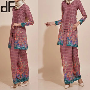 ชุดกระโปรงสีชมพูสำหรับผู้หญิงกระโปรงพิมพ์ลายดอกไม้และลายเรขาคณิตออกแบบได้ตามต้องการแฟชั่นผ้าบาติก - Product Image 1