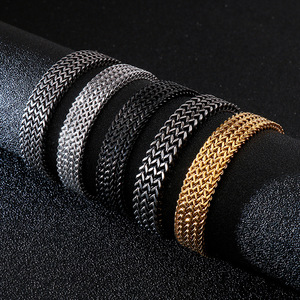 Pulsera de malla tejida de acero inoxidable para hombre |   Diseño Trenzado Audaz con Acabado Negro Antiguo |   Joyería Masculina Duradera y Elegante - Product Image 2