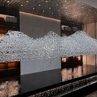 Lustre en cristal sur mesure ANNO, grand modèle, luminaire suspendu personnalisé avec design en verre cascade pour hall d'hôtel de luxe et villa
