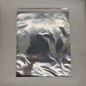 Bolsa de Envío Plateada Brillante con Logotipo Personalizado para Ropa, Bolsa de Correo Metálica en Tamaños S, M, L para Sudaderas, Bolsa de Polietileno de Aluminio - Product Image 4
