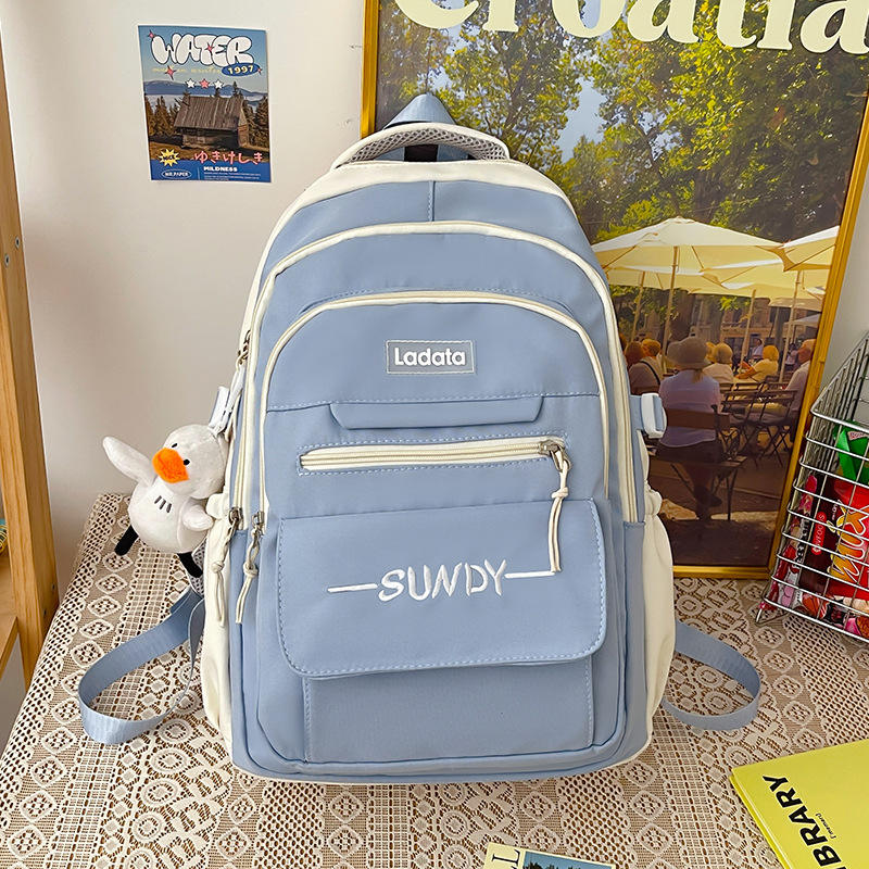 สีฟ้าพร้อมจี้