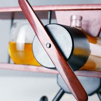 Set Dekanter Wiski 1L 1000ml Bentuk Bola Dunia Pesawat Terbang dengan 2 Gelas Wiski Dunia untuk Minuman Keras Scotch Bourbon Vodka