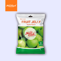 Gelée de fruits mélangés mangue et fraise avec une riche garniture de pudding, confiserie décontractée, douce et portable