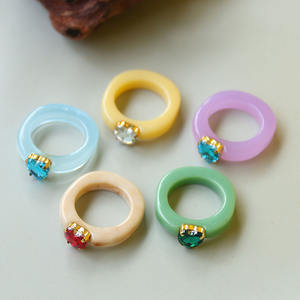 트렌디 한 여성과 남성의 패션 반지 모조 다이아몬드 수지와 플라스틱 공주 컷 다이아몬드 모양 보석과 다채로운 아크릴 - Product Image 2