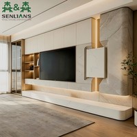 Meuble TV mural moderne et minimaliste crème avec pilier incurvé, socle en marbre, étagères en chêne, vitrine en verre à cadre noir