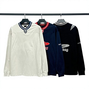 T-shirt à manches longues col en <span class=keywords><strong>V</strong></span> brodé et imprimé, motif silhouette de football vintage, <span class=keywords><strong>s</strong></span>érie homme 3B, marque Paris <span class=keywords><strong>B</strong></span>, qualité supérieure, collection 2026 - Product Image 1