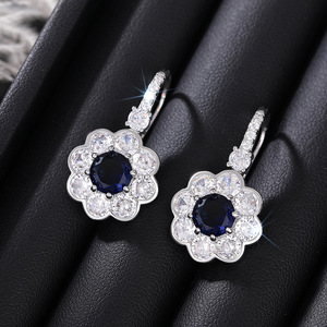 Orecchini Pendenti Floreali Stile Palazzo, Gioielli Eleganti da Donna con Design a Fiore - Product Image 6