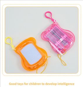 Mini tableau magnétique effaçable pour dessin et gribouillage, porte-clés de sac à dos, jouet transparent enroulable, cadeau pour fêtes d'anniversaire, en plastique - Product Image 5