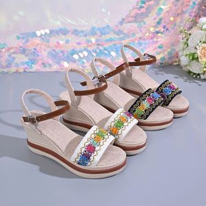 Sandales <span class=keywords><strong>compensées</strong></span> décontractées pour <span class=keywords><strong>femme</strong></span>, nouvelle collection été 2026, style plage, vente en gros - Product Image 1