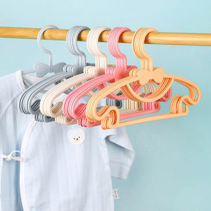 ไม้แขวนเสื้อเด็กแบบเรียบง่าย ทำจากพลาสติก ไม่ทิ้งรอย สำหรับเด็ก  ตะขอเกี่ยวกันลื่น ไม้แขวนเสื้อเด็กเล็ก - Product Image 3