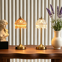 Lampe de table vintage européenne avec abat-jour en verre en forme de pétale, lampe de table LED rechargeable sans fil, commande tactile, lampe de nuit décorative de luxe