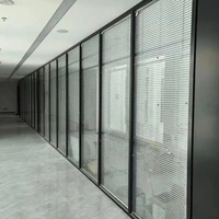 Cloison en verre ventilée à économie d'énergie avec persiennes - Lumière naturelle et refroidissement passif