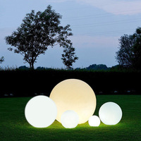 Lampes de jardin sphériques électriques à LED éclairées en extérieur avec corps en plastique