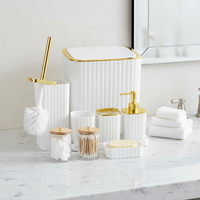 Ensemble d'accessoires de salle de bain 9 pièces en or blanc, rayures verticales, distributeur de savon en résine, poubelle, porte-brosse de toilette pour maison de luxe