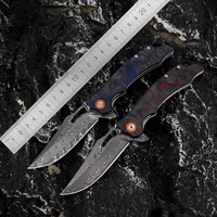 Couteau pliant tactique de survie en plein air, manche combiné rouge, bleu et noir en fibre de carbone de haute qualité, couteau de poche Damas