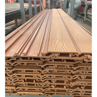 Planche de terrasse en bois composite imperméable Selin en teck foncé massif, à emboîtement, co-extrusion, pour utilisation en extérieur dans le jardin