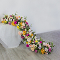 Kunstbloemenloper kleurrijke rozenkrans bruiloft tafeldecoratie bloemstuk ceremonie evenement decoratie