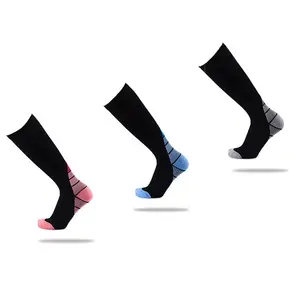 Fabricant OEM Vente en gros Logo personnalisé tissé Chaussettes de compression en coton pour le sport en coton pour hommes
